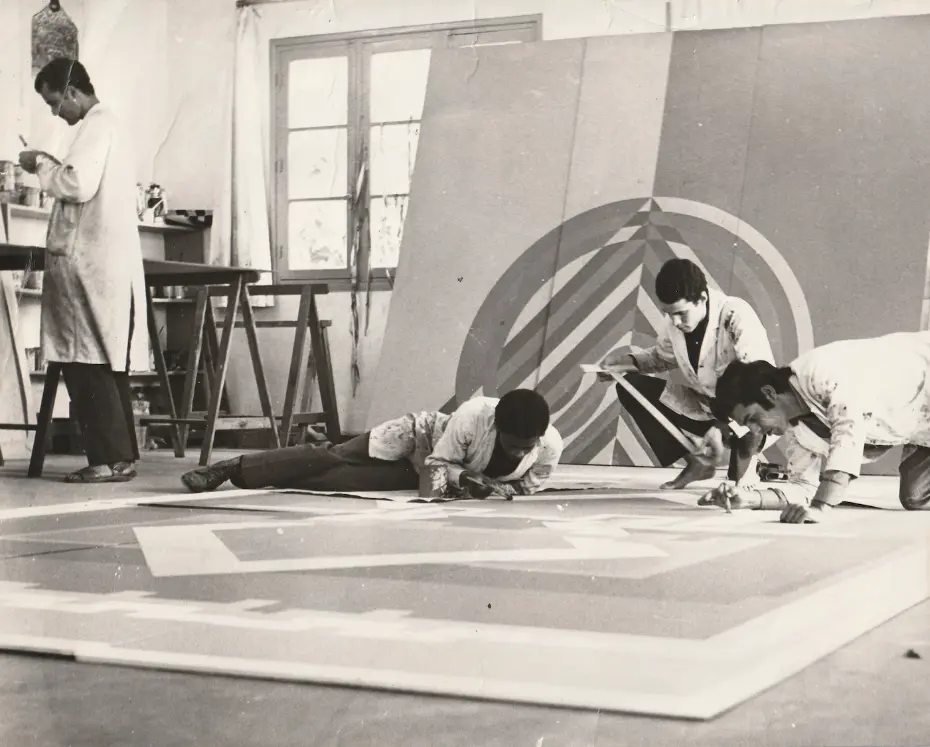Mohamed Azouzi à l'œuvre dans un atelier de l'École des Beaux-Arts de Casablanca, aux côtés de son ami Sadouk