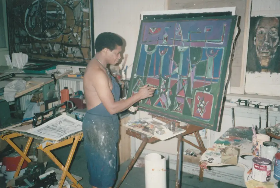 Mohamed Azouzi dans son atelier à Pantin, avec une de ses œuvres, 1989