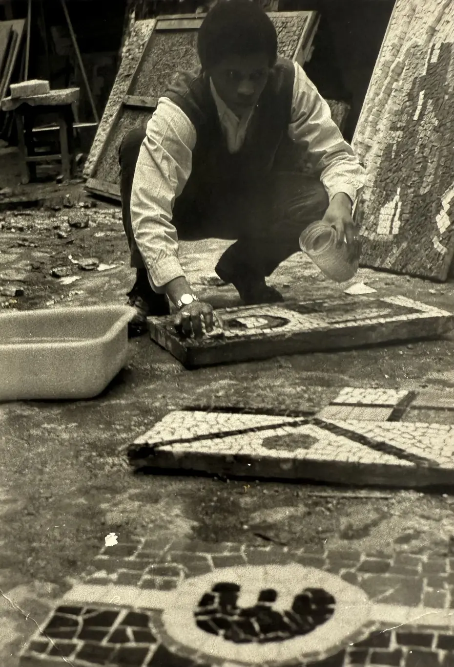 Mohamed Azouzi travaillant la mosaïque, École des Beaux-Arts de Casablanca, années 60